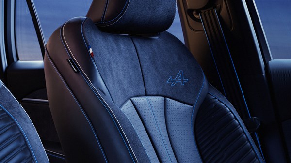 Renault Koleos full hybrid E-Tech - tapicería de asientos en alcántara con el logo de Alpine bordado